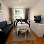 Mira Lapad *